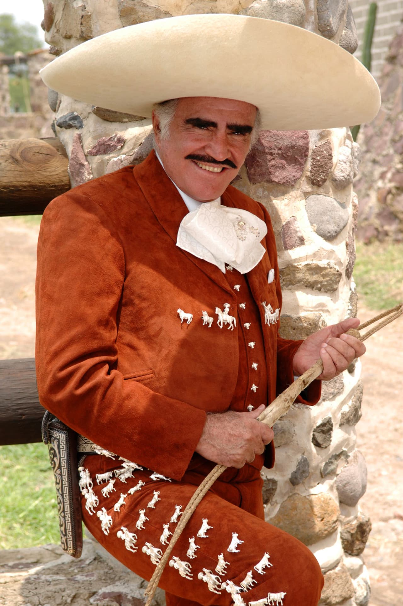 El 20 de mayo de 1998, Vicente Fernández recibió una llamada antes de comenzar un concierto de Morelia, Michoacán, en la que una voz escabrosa le informó que su hijo mayor, Vicente Fernández Jr., había sido secuestrado. El terrible suceso duró 121 días y le amputaron dos dedos: el anular y el meñique de su mano izquierda.