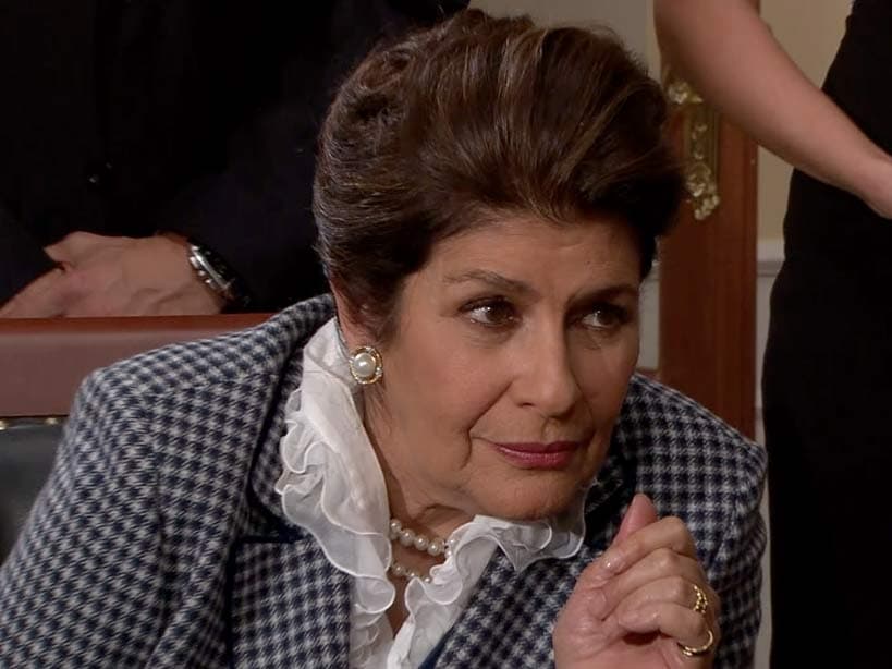 Oriana tampoco se intimida y también la enfrenta dejándole en claro que no es una mujer dejada de nadie. ¿Qué pasará con este par de fieras? ¡Descúbrelo en Teresa!