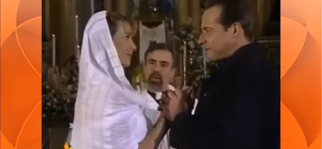 Entre el amor y el odio (2002). Después de una gran intriga, ‘Ana Cristina’ y ‘Octavio’ (César Evora) se juraron amor eterno frente al altar. Aquí la joven usó unos jeans y un modesto velo blanco.