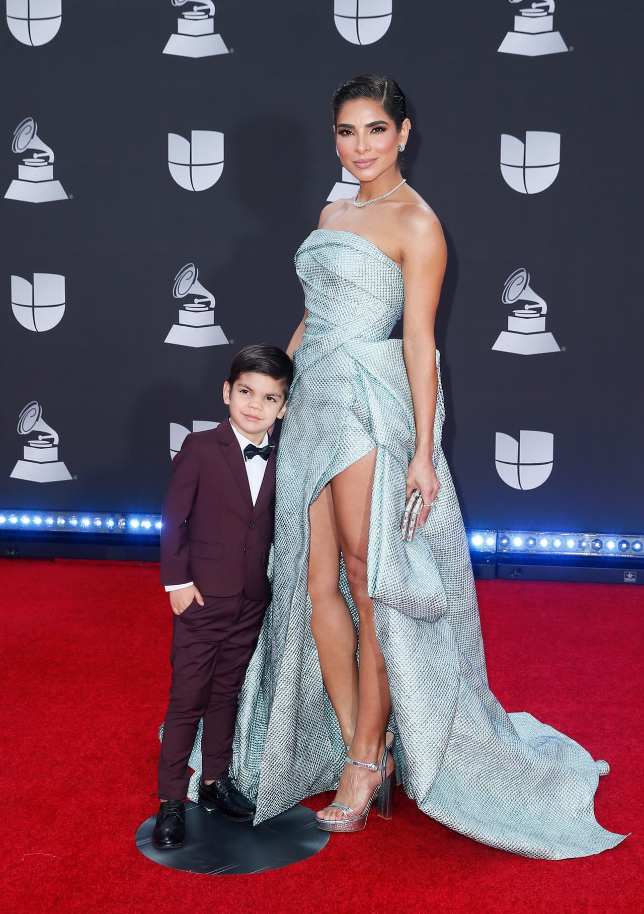 Alejandra Espinoza, quien aparecerá el próximo año en la nueva versión de 'Rubí', acudió a la alfombra roja con su hijo.
