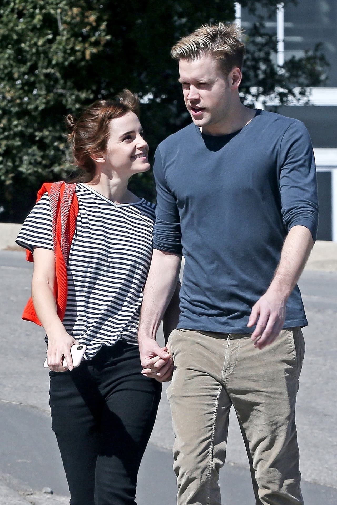 Emma Watson y Chord Overstreet ya no ocultan su romance