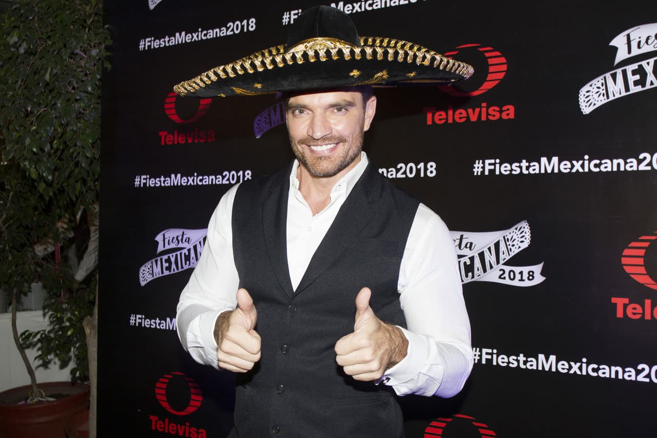 Varias de tus estrellas favoritas se reunieron para dar el grito en una noche muy mexicana, tal como lo hizo Julián Gil.