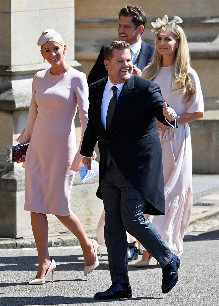 James Corden llegó con su esposa Julia Carey, quien al igual que Serena Williams, lució un atuendo rosa muy sobrio y elegante.