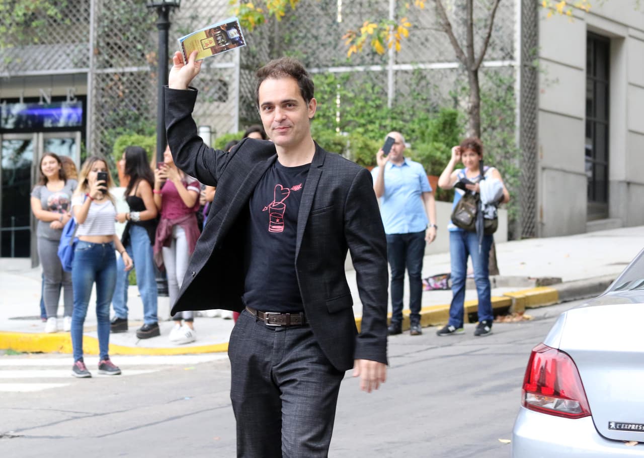 El actor Pedro Alonso, de la serie ‘La casa de papel’, enloqueció Buenos Aires tras dar un paseo sobre sus calles