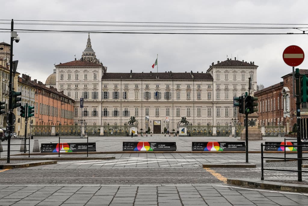 Turin, Italia.
<br>
<br>La Piazza Castello también luce abandonada.