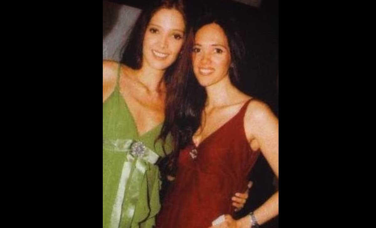 Sin embargo, la primera vez que se les vio juntas en la pantalla chica fue hace 17 años, cuando ambas acudieron al programa de Cristina Saralegui, donde quedó en evidencia que son igualitas físicamente.