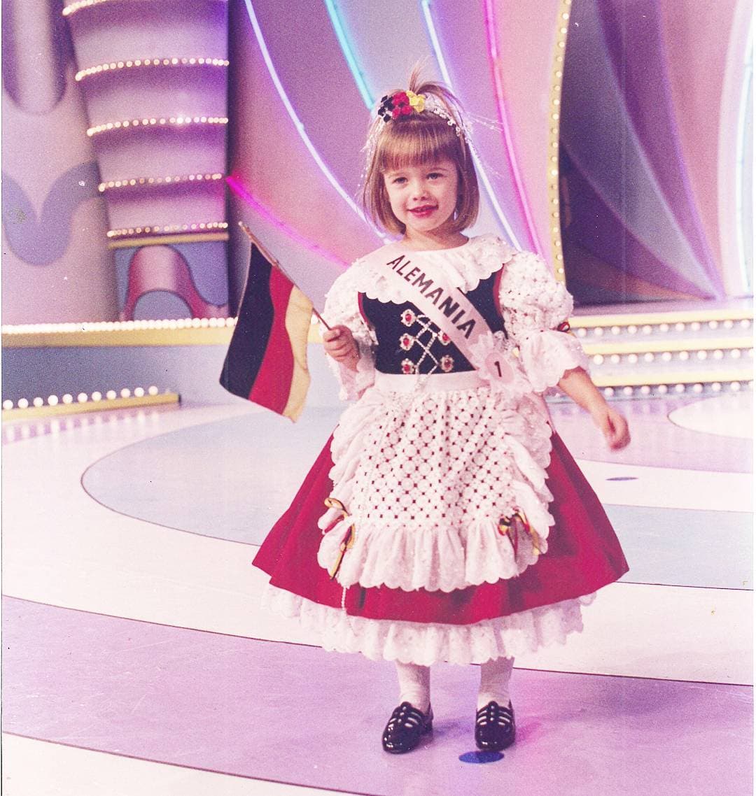 Aunque Kimberly se encuentra triunfando en México, su carrera comenzó siendo tan solo una niña, gracias a sus hermanos mayores, ya que durante su infancia los acompañaba a castings en su natal Venezuela y fue así como la empezaron a invitar con tan solo cuatro años a participar en comerciales y fotos para catálogos.