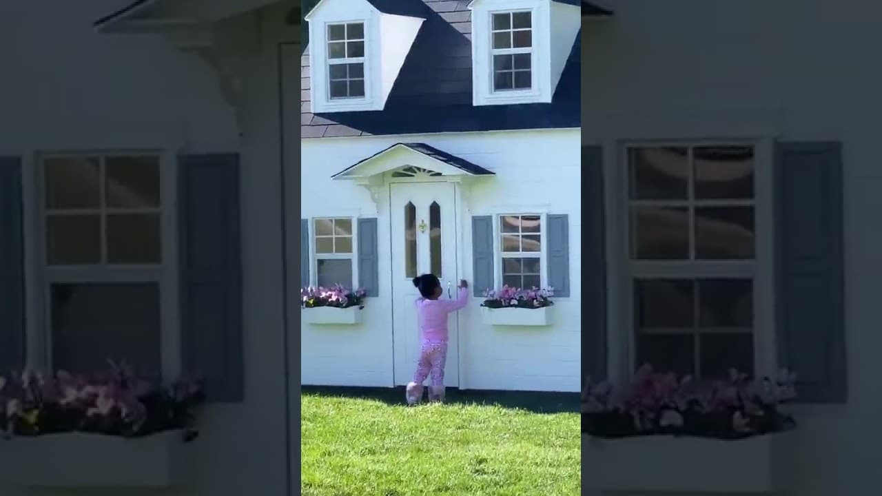 Su prima True Thompson no se queda atrás y Khloe Kardashian mostró en sus redes sociales la casa de muñecas que diseñó especialmente para su hija.