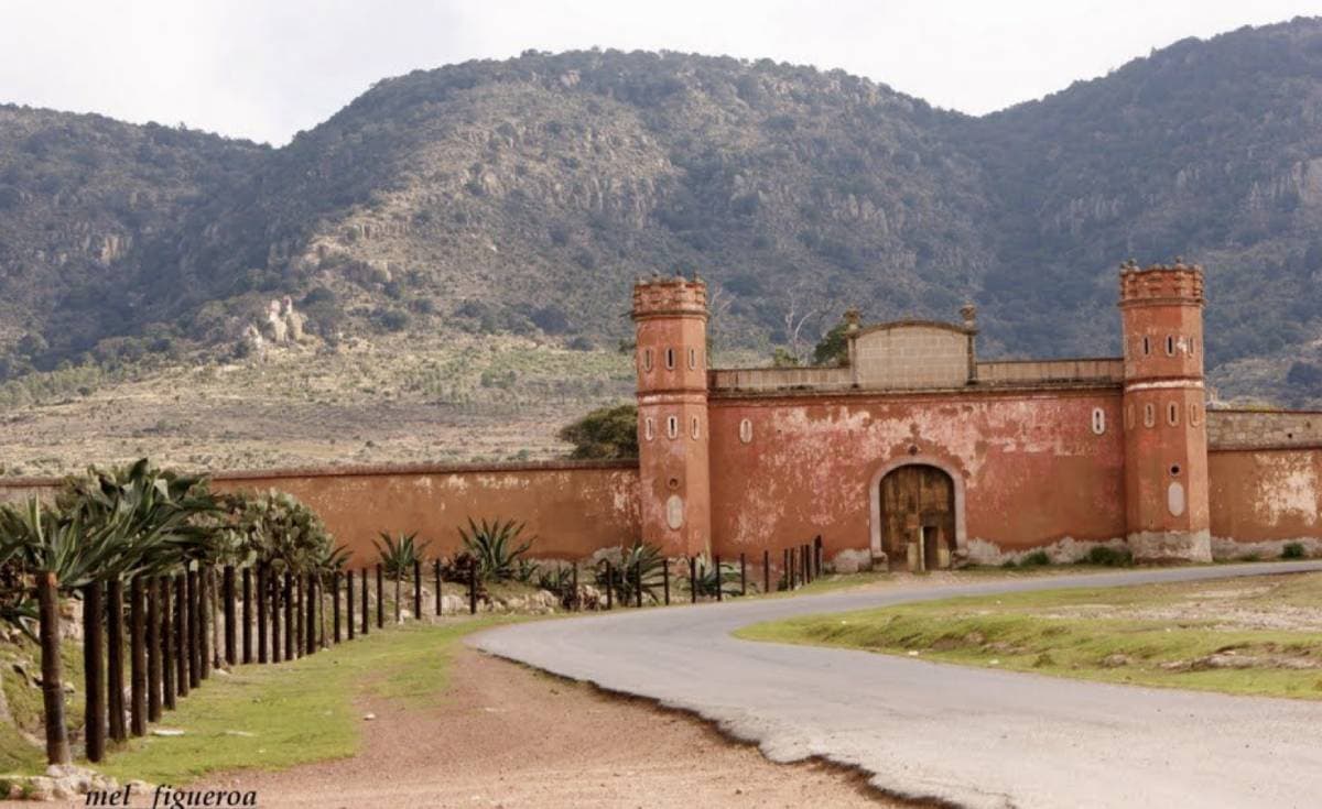 La historia tuvo una elegante y espectacular locación: la hacienda Chimalpa, una construcción del siglo XVII y que es uno de los atractivos del Corredor de las Haciendas de Hidalgo.