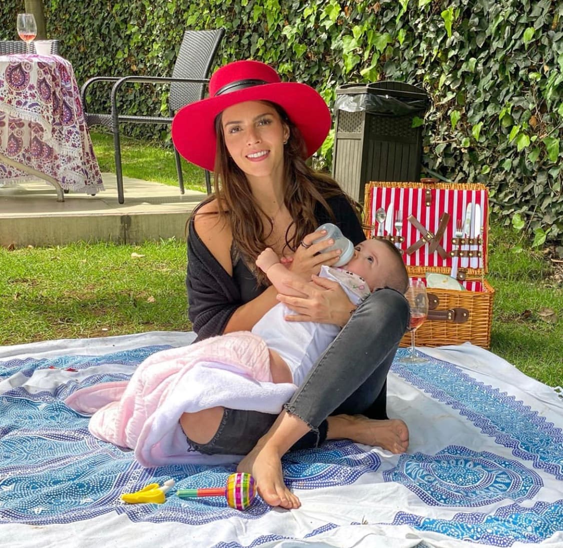 Claudia Álvarez, a los 38 años. La actriz de la telenovela 'Vencer el Desamor', la cual se estrenará próximamente por Las Estrellas, se convirtió en madre de la pequeña Kira el 26 de diciembre de 2019, junto a su esposo, el productor Billy Rovzar.