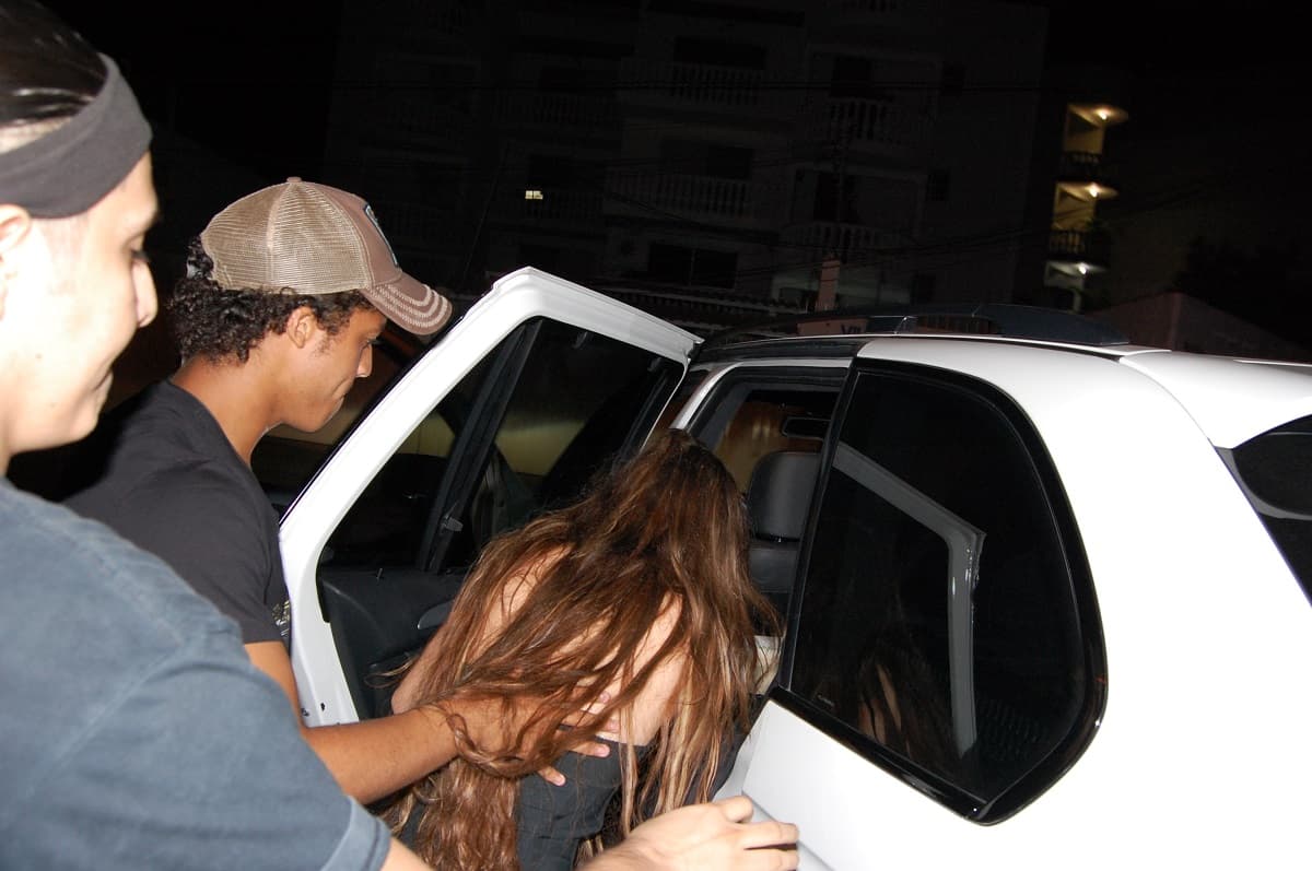 Belinda y Giovanni dos Santos saliendo de una fiesta en Acapulco, en 2009