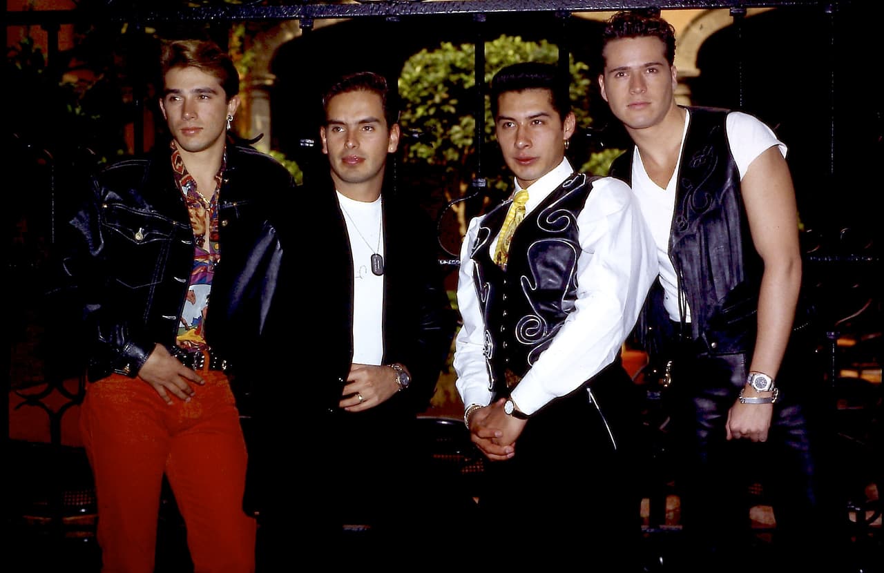 Xavier Ortiz fue mejor conocido por formar parte del grupo de pop Garibaldi, el cual se fundó en el año 1989 y del cual surgirían grandes celebridades como Sergio Mayer, Víctor Noriega y Charly López, entre otros. A continuación, te mostramos cómo fue la vida de este cantante y actor.
