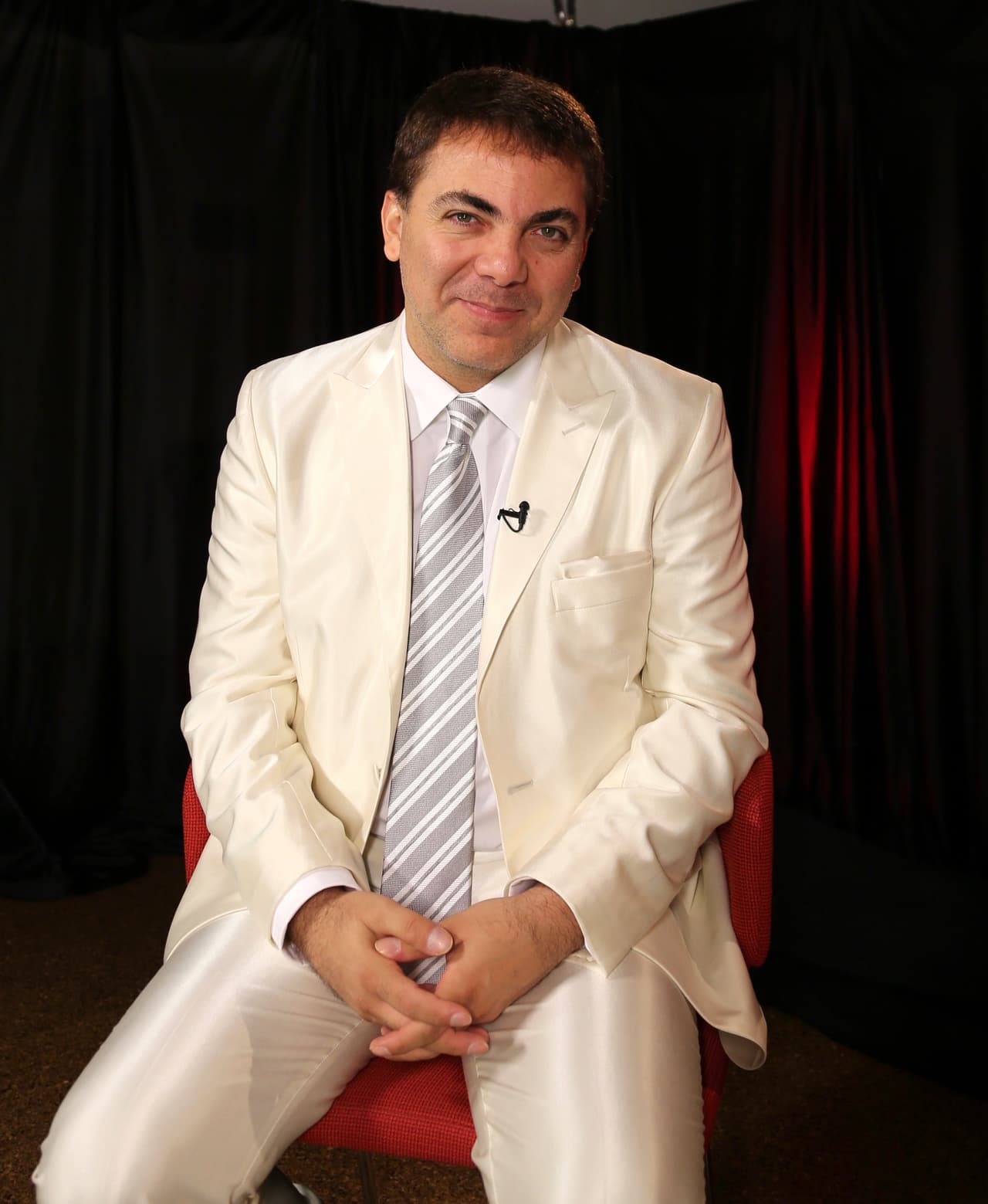 Cristian Castro sorprende con look metalero