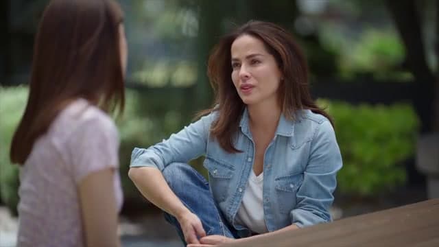 Rebeca usa una identidad falsa con su hija