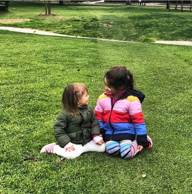 Por su parte, Aislinn compartió una fotografía de su hija Kailani en compañía de Aitana, la hija que Eugenio Derbez tuvo con Alessandra Rosaldo. "Amo que se amen como hermanas aunque sean tía y sobrina ("Qué loco, ¿no?"), expresó sobre la tierna relación que mantienen las pequeñas.