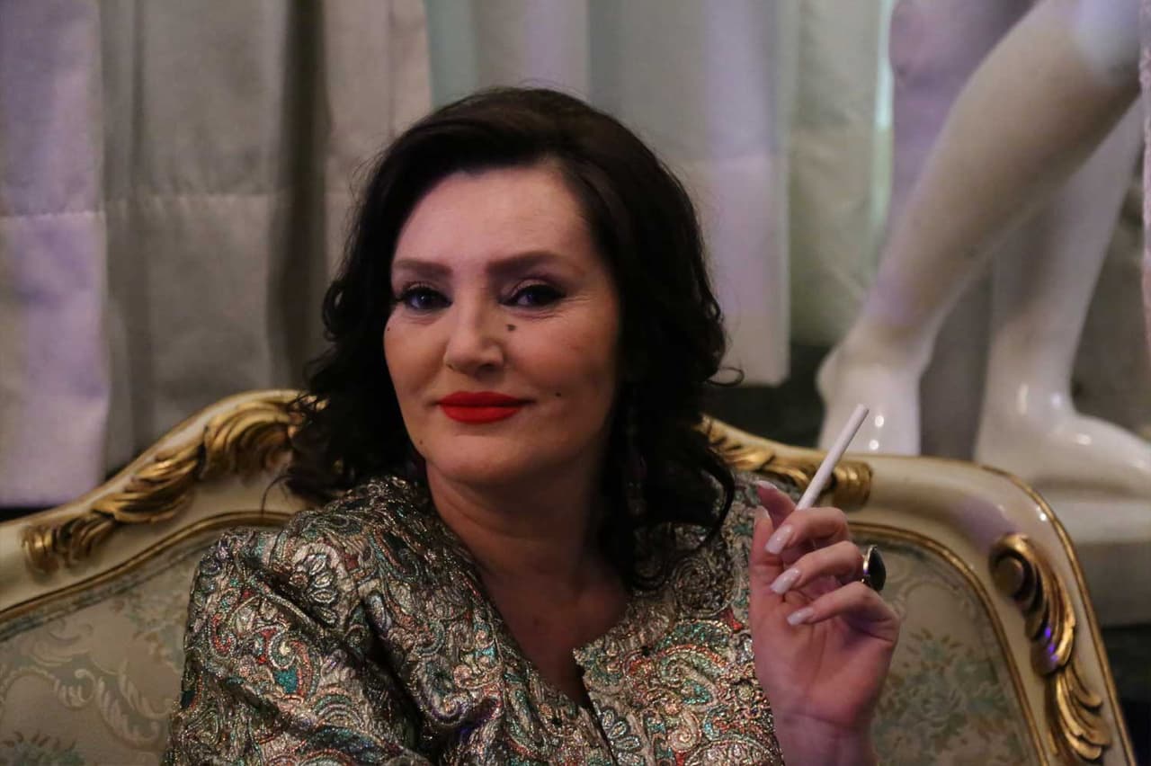 Danny se acerca a Lupita para ofrecerle su ayuda y proponerle ser su representante.