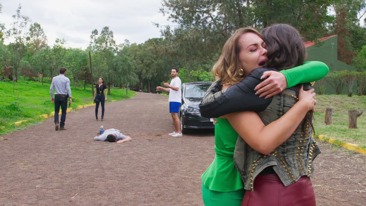 'Fedora' y 'Lorena' se abrazan tras el difícil momento que acaban de vivir. Descubre qué pasará en "Si nos dejan" de lunes a viernes a las 9:30 p.m. con Las Estrellas.