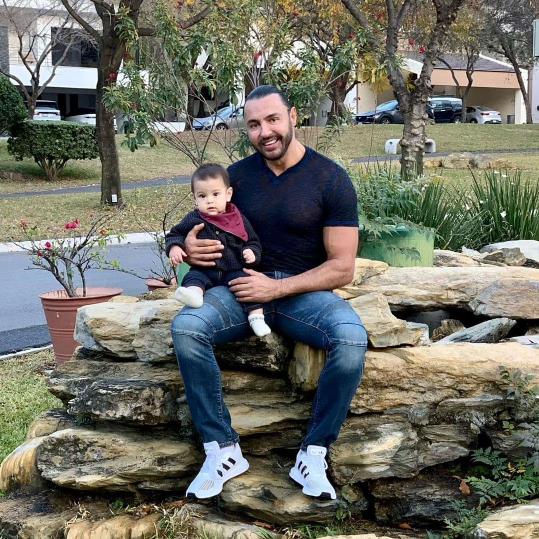 Latin Lover presume la réplica exacta del auto deportivo que le regaló a su nieto