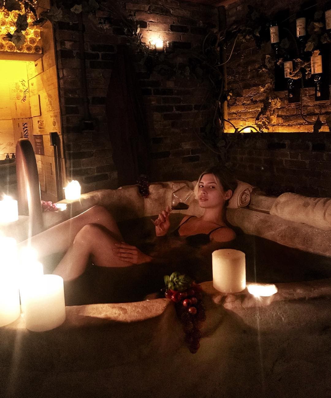 Michelle Salas. La hija de Luis Miguel utiliza la vinoterapia para prevenir el envejecimiento, difuminar arrugas, aportar elasticidad y firmeza a la piel. Además, tonifica su cuerpo, favorece la mocrocirculación y le produce bienestar y relajación.