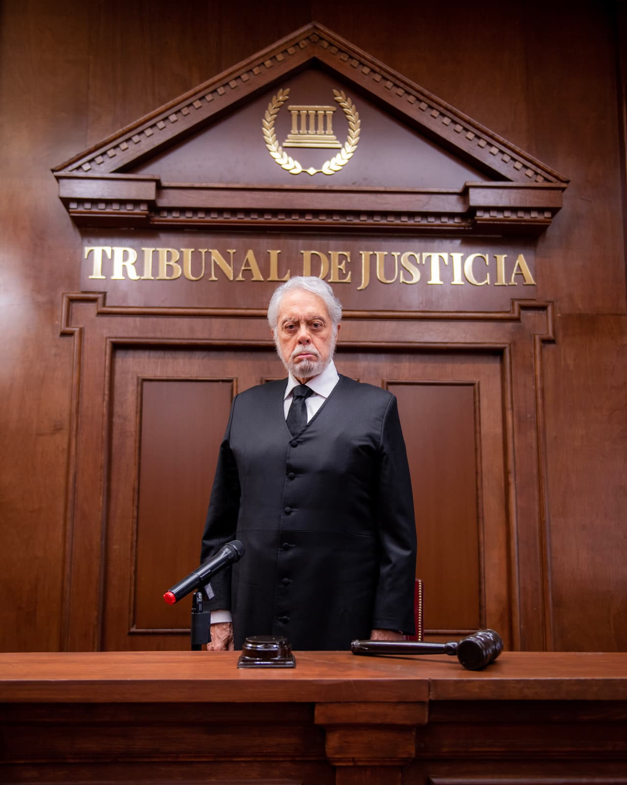 Mientras que el reconocido actor Eugenio Cobo dio vida al juez que escuchará atento a los testigos.
