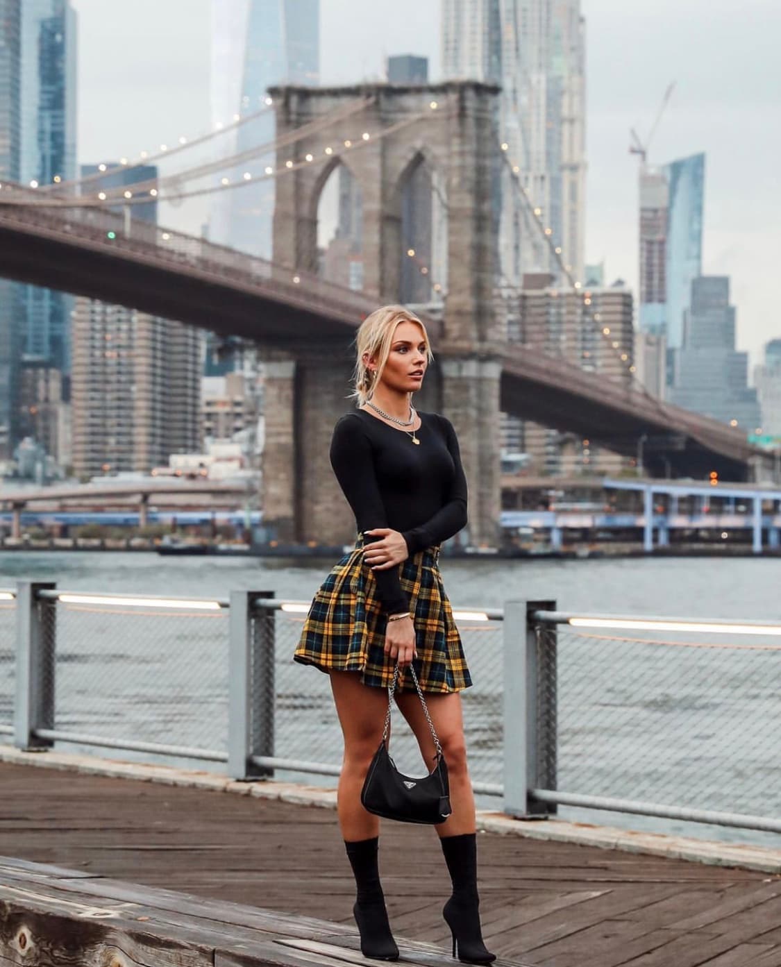 Recientemente, durante su estancia en la Ciudad de Nueva York, Estados Unidos, la también modelo presumió este bolso de la marca Prada y el cual ronda los 1,350 DLS.