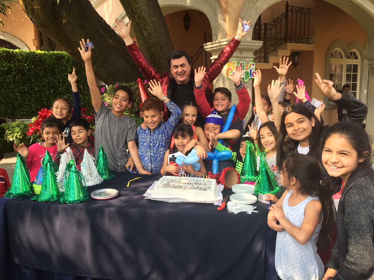Obviamente, no podía faltar el pastel de cumple. Así que antes de partirlo, era necesaria la foto con todos los Pequeños Gigantes.