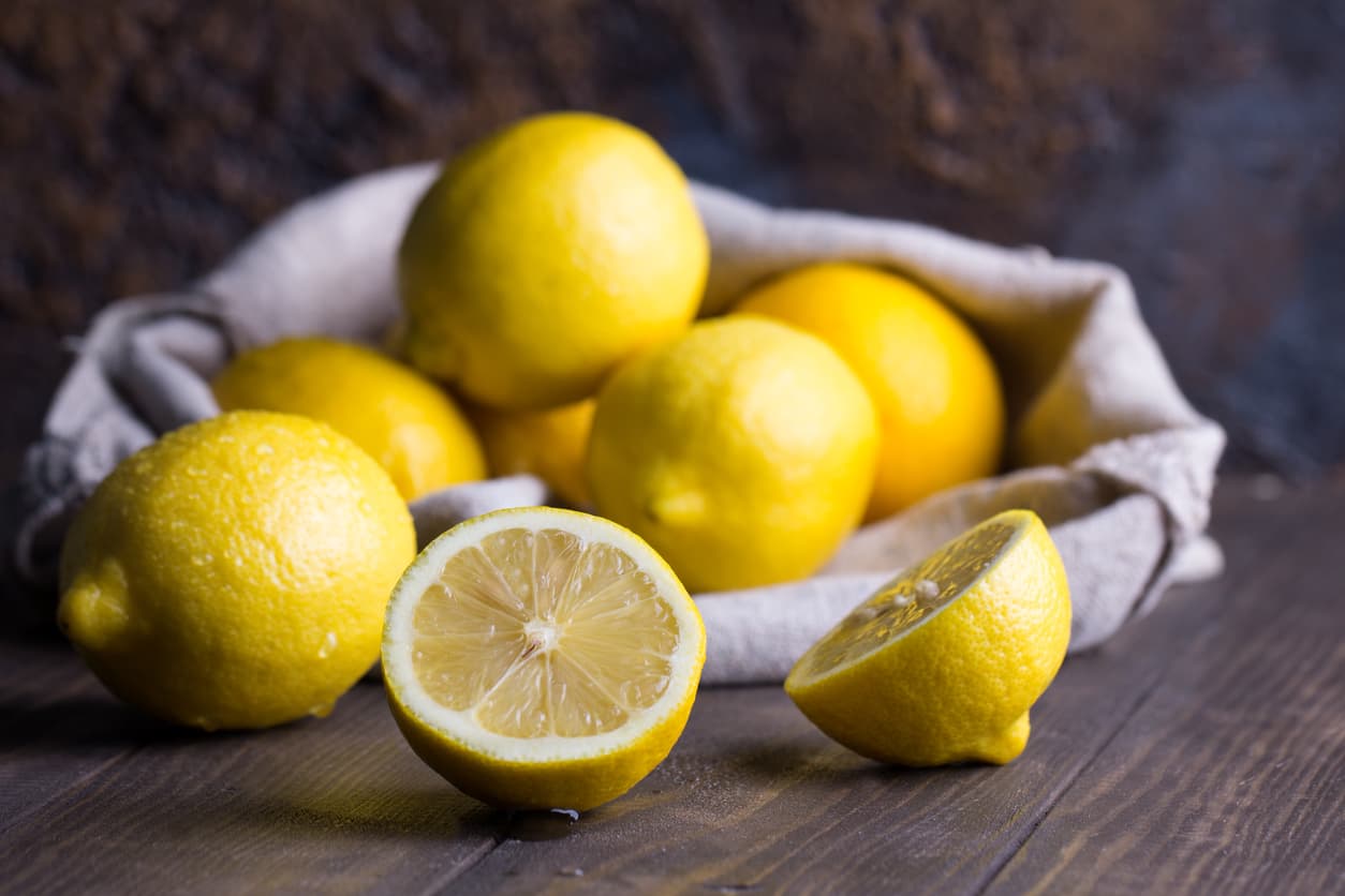 Limón. Remueve las marcas y tiene la función de prevenir malos olores. Lo único que se debe hacer es partirlo y frotarlo durante dos minutos; se deja actuar por 15 minutos y luego se enjuaga.