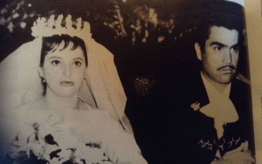 La fecha fijada por el cantante sin ningún motivo en especial llegó. Se casaron el 27 de diciembre de 1963, día que marcó el inició de un viaje juntos, hacia el mismo sueño.