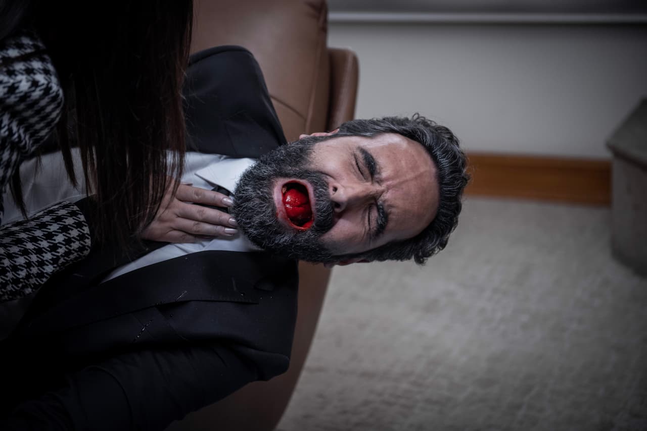 Al final, 'Soraya' seduce a 'Víctor', saca una navaja de sus pantalones y se lo clava por la espalda a 'Víctor' terminando así con su vida.