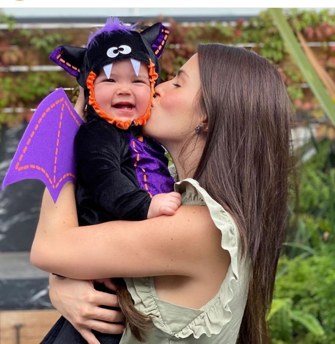 De entre la colección de disfraces que ya ha presumido Kira en las redes sociales de Claudia Álvarez, esta vez causó revuelo convertida en la más tierna murciélago. "Tu primer Halloween y yo la más feliz del mundo".