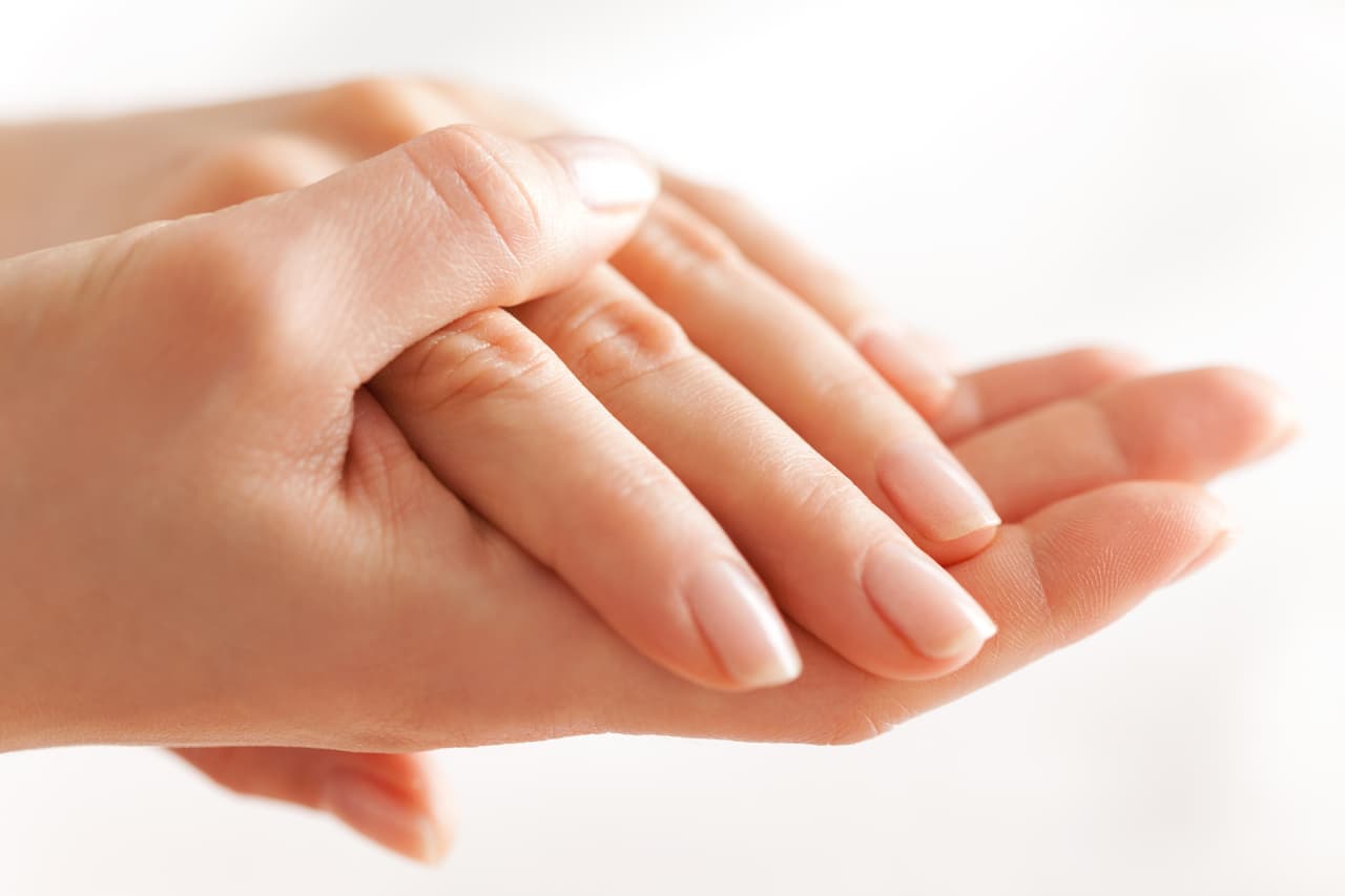 Anímate a seguir estos tips y verás que en poco tiempo tus uñas se volverán más fuertes. ¡Evita morderlas!
