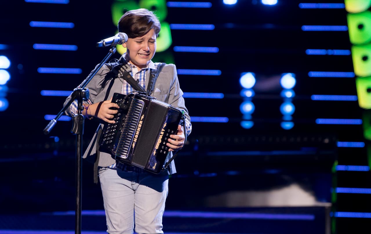 La emoción invadió a Jorge Cuéllar, su gran interpretación logró voltear las tres sillas y su voz no pudo completar la canción. Lucero intervino y los coaches lo motivaron a continuar hasta que eligió ser parte del Team Lucero.