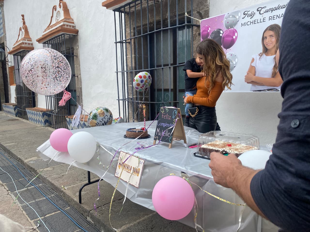 Y luego juntos ver los pasteles y globos que la producción le había regalado.