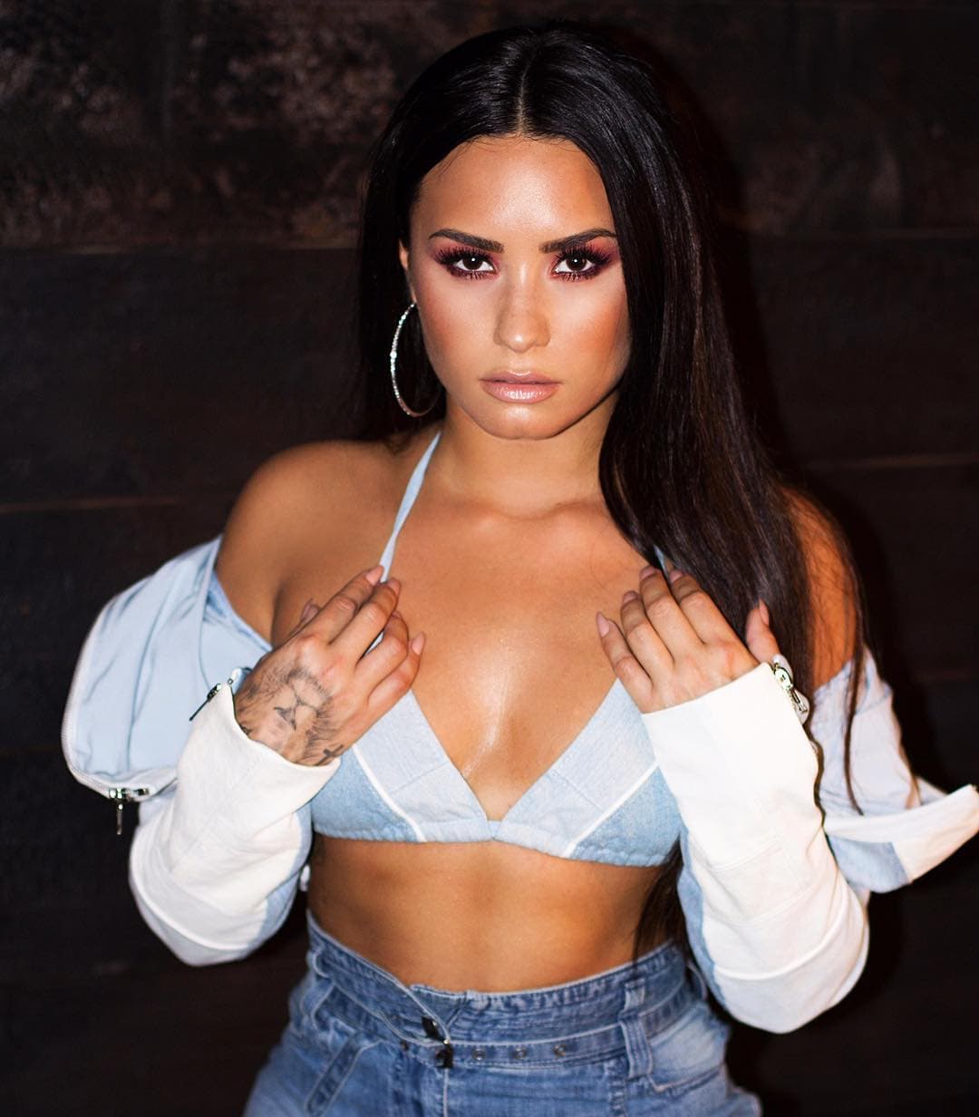 La cantante de 'Sorry Not Sorry' dio a conocer recientemente que no seguiría más dietas y que amaría su cuerpo.