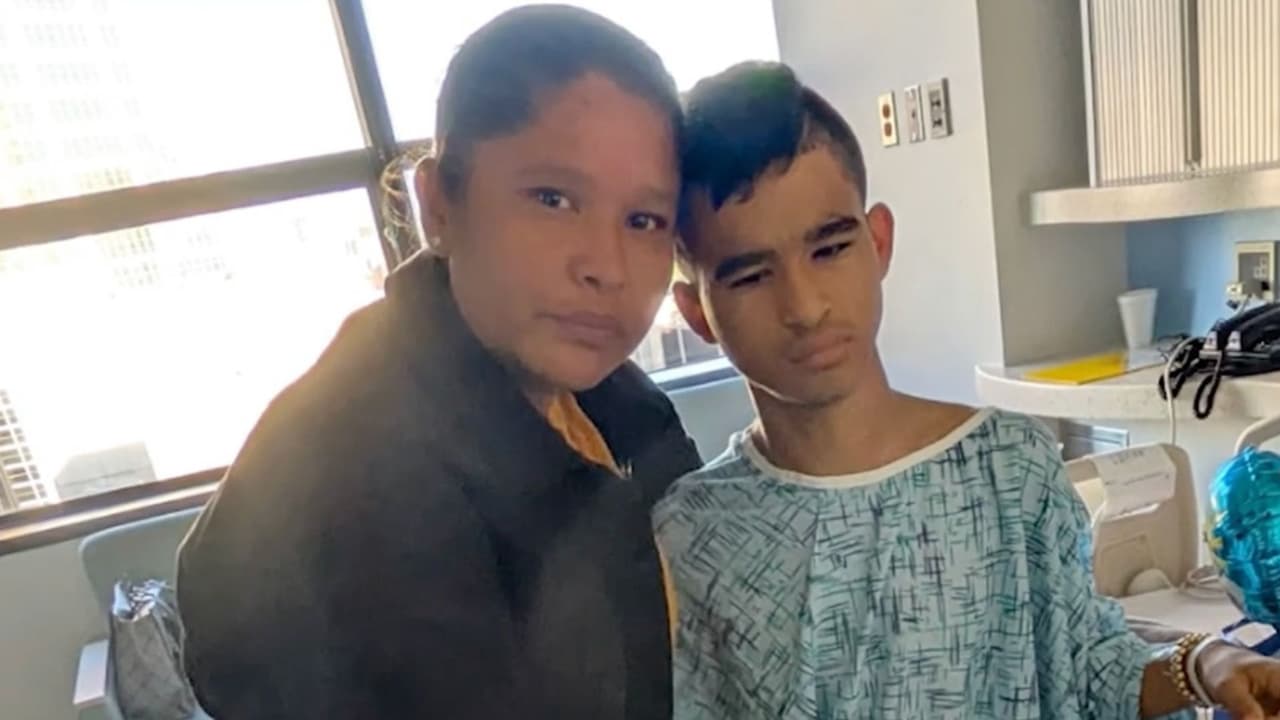 “Me abrazó fuerte”: madre se reencuentra con su hijo con autismo que acabó bajo custodia federal