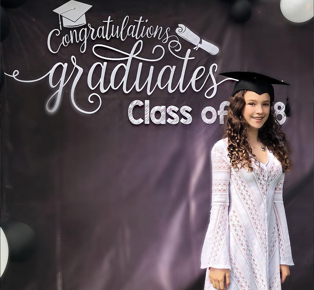 Mía Rubín festeja su graduación