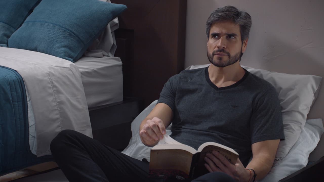 En "S.O.S Me estoy enamorando", 'Alberto' estaba cómodamente leyendo en su habitación cuando recibió una inesperada visita.