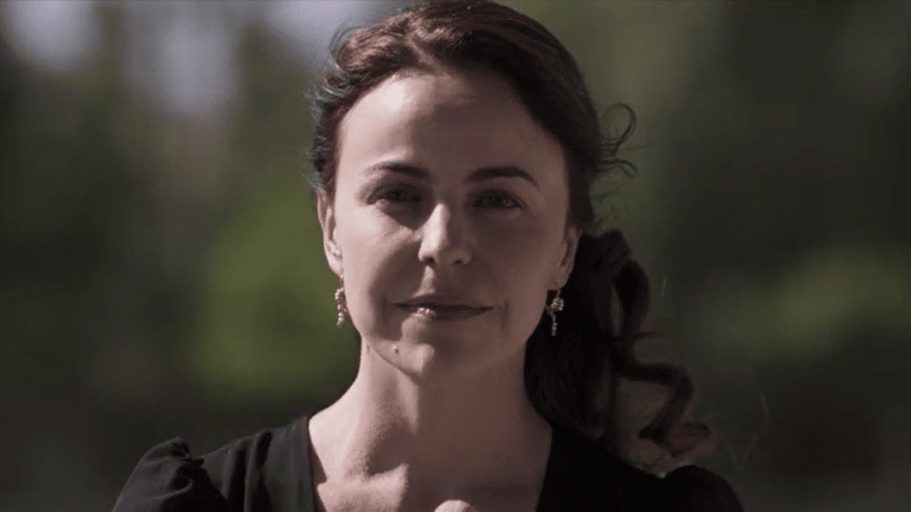 Alejandra Ambrosi fue una de las primeras mujeres que marcó la vida del protagonista, pues en "El último rey" interpreta a la madre del ídolo mexicano.