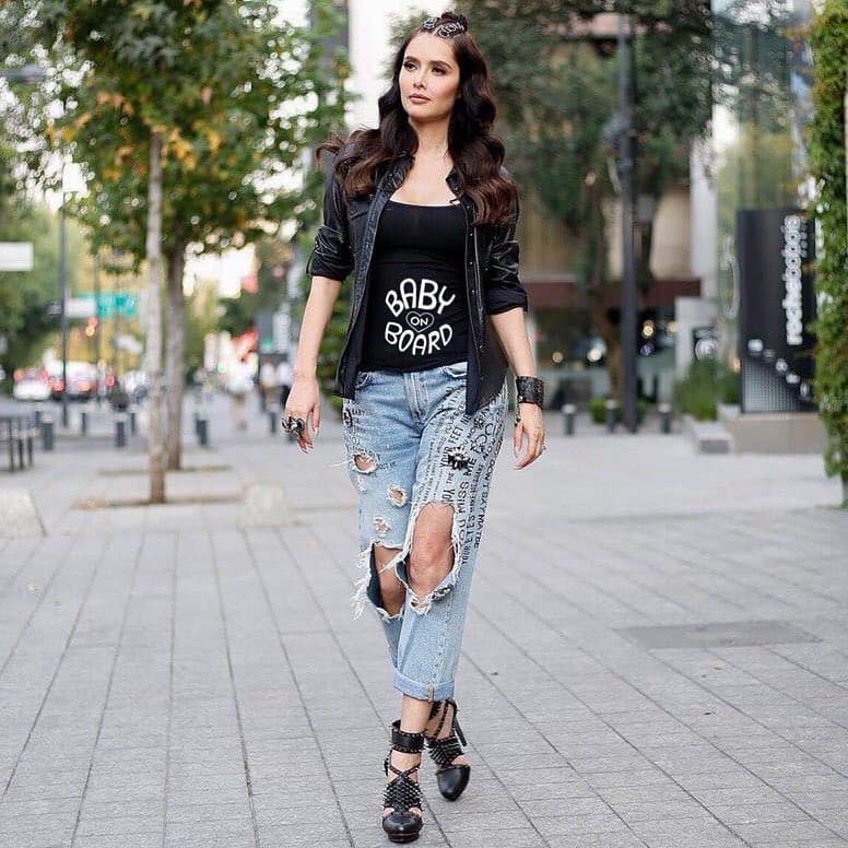 “Mi dulce y maravillosa espera”, precisó la actriz al pie de una foto en la que aparece con un pantalón, de diseño desgarrado, chamarra negra y una blusa del mismo color con la leyenda “bebé a bordo”.