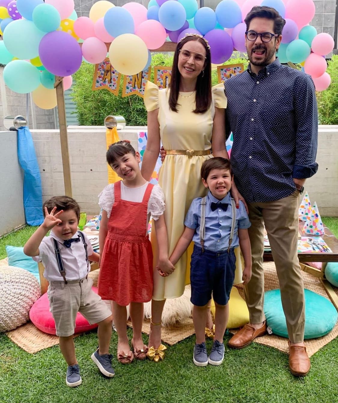Regina, Federico y Diego también vistieron coloridos atuendos que combinaban a la perfección con el look de su mamá.