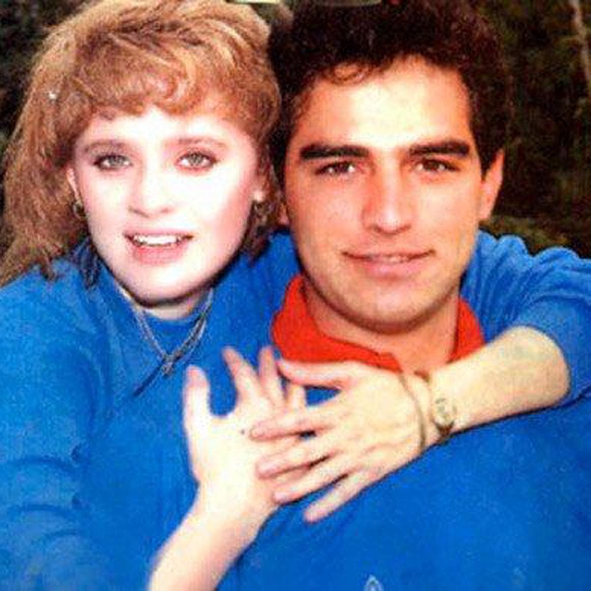 Otro caso es el de Erika Buenfil y Omar Fierro, quienes trabajaron juntos en la telenovela 'Amor en Silencio', en 1988. No obstante, también tuvieron un romance fuera de la pantalla. "Cuando estuvimos en 'Amor en Silencio' salimos dos o tres meses, estuvimos saliendo, pero de eso tiene mucho", dijo la actriz en una entrevista en 2020.