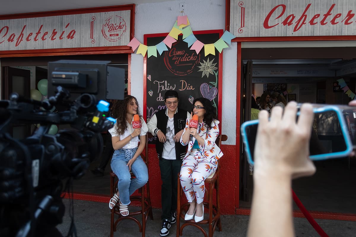 Brenda realizó entrevistas a las famosas mamás sobre sus experiencias.