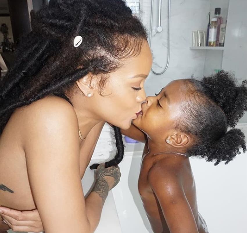 En noviembre de 2016, Rihanna compartió una fotografía en la que besa en la boca a su sobrina Majesty, siendo criticada por aparecer sin ropa junto a la niña.