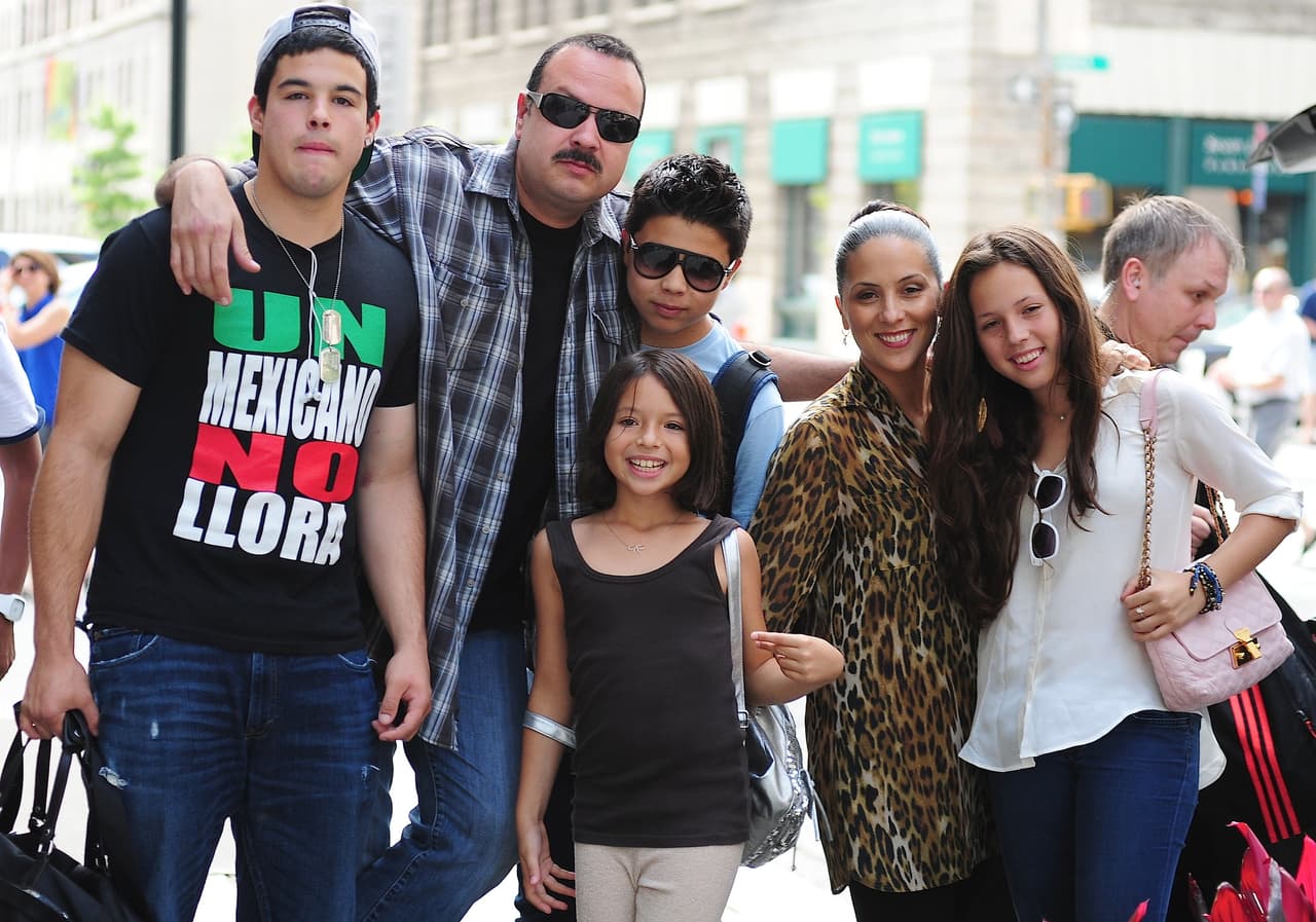 Incluso en diversas ocasiones, los paparazzi captaron a Pepe Aguilar y a sus cuatro hijos de paseo por las calles de Los Ángeles, dejando claro la gran relación que tenían todos sus descendientes.