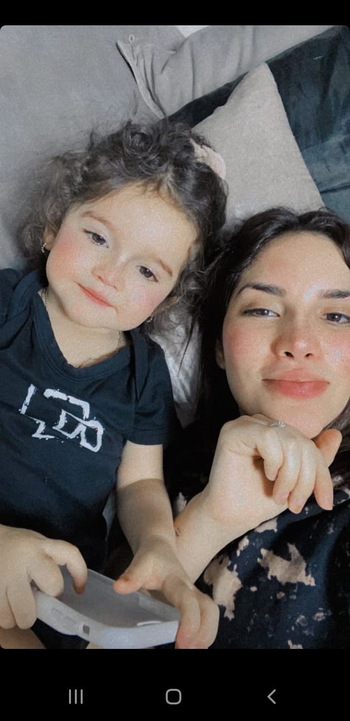 Hija de Kimberly Loaiza termina llorando al ver la enorme casa de juguete que le regalaron