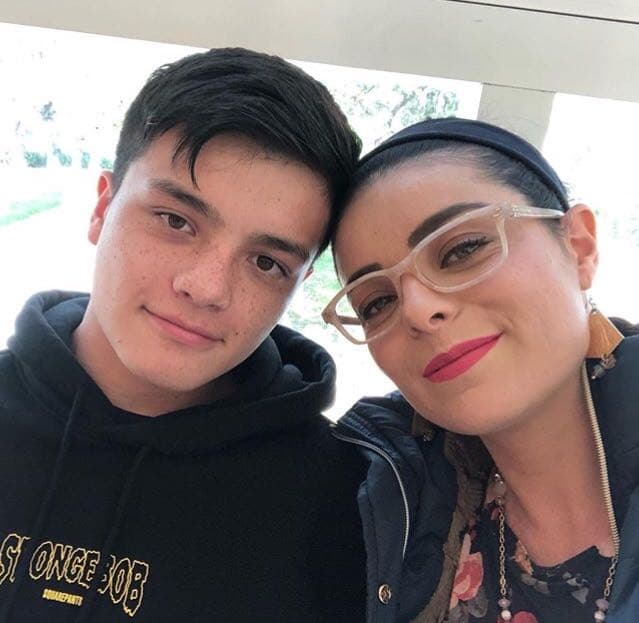 Además de tener una relación muy cercana, Violeta Isfel y su hijo Omar comparten rasgos físicos muy similares. La actriz tuvo a su hijo cuando tenía tan solo 19 años.