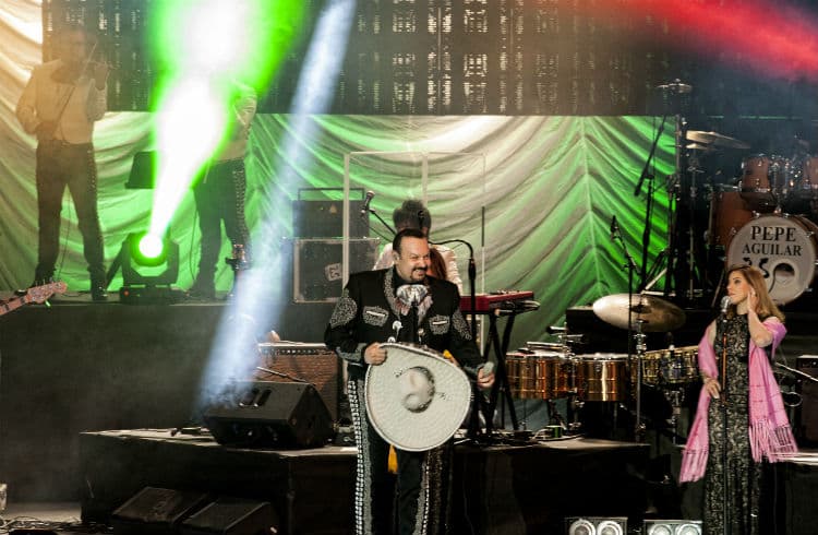 A Pepe Aguilar le gritan ¡suegro! en concierto