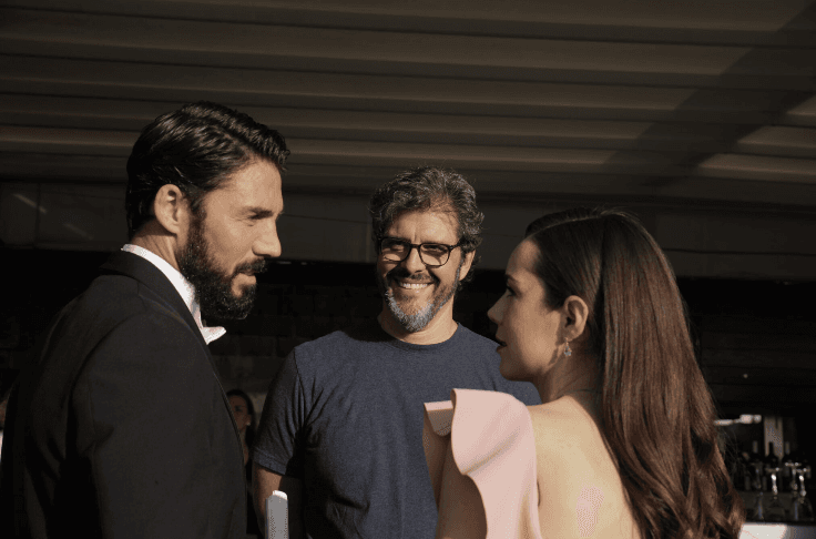 En un descanso, los actores conversan con el productor Carlos Bardasano, creador de éxitos como "Amar a muerte" y "Como tú no hay 2".