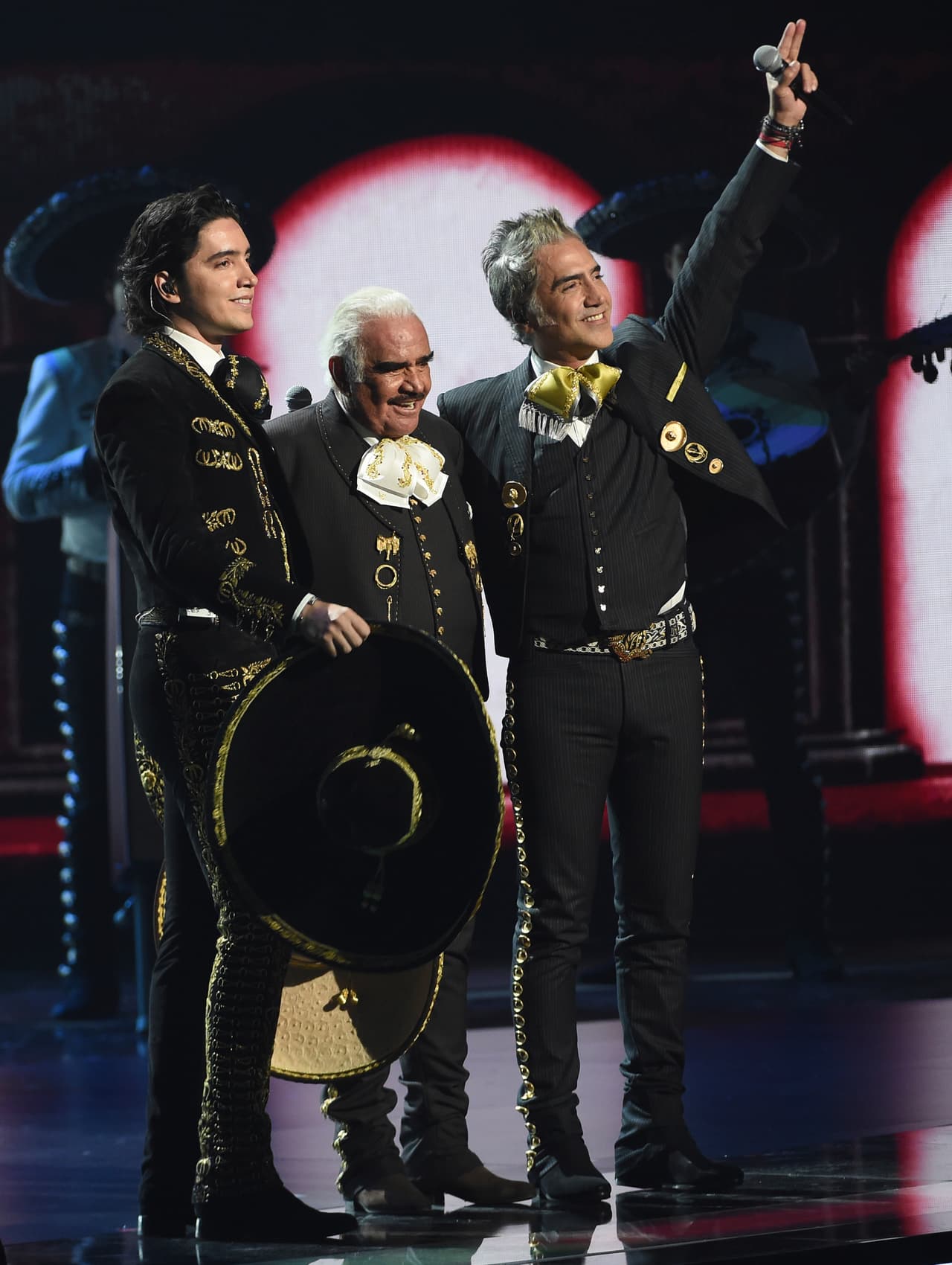 Vicente Fernández regresa del retiro para hacer historia al cantar con su nieto y Alejandro
