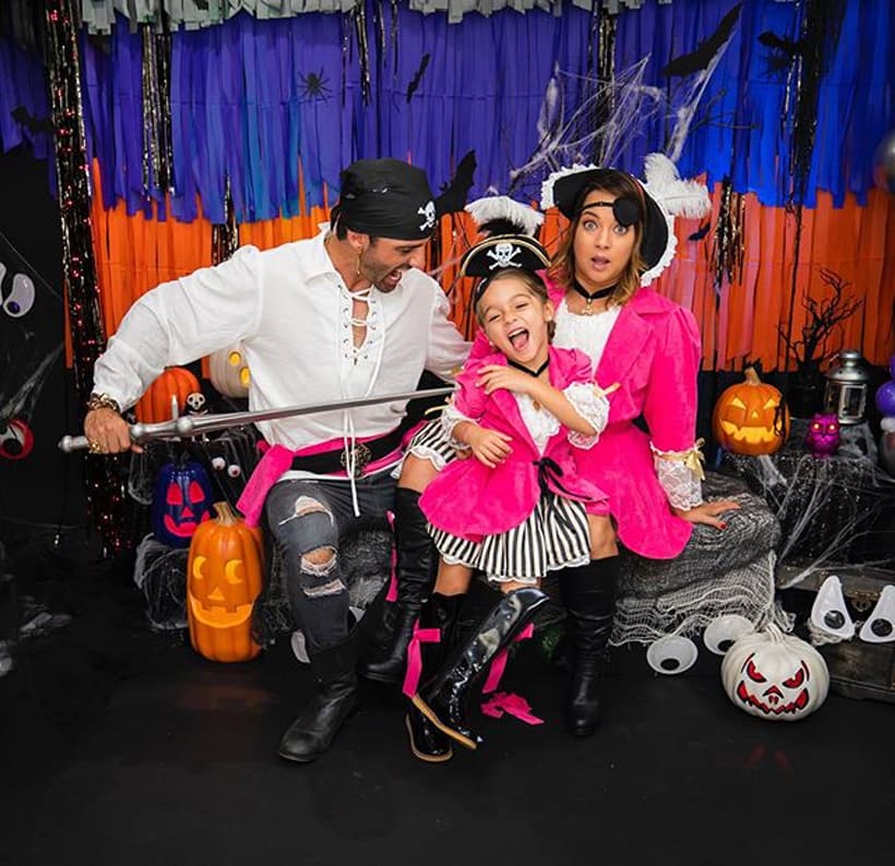 Alaïa y sus padres, Adamari López y Toni Costa, se disfrazaron de piratas.